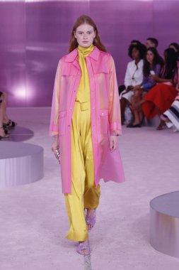 New York, Ny - Eylül 07: Bir model yürür pist için Kate Spade New York'ta New York City New York moda haftası New York Halk Kütüphanesi, 7 Eylül 2018.