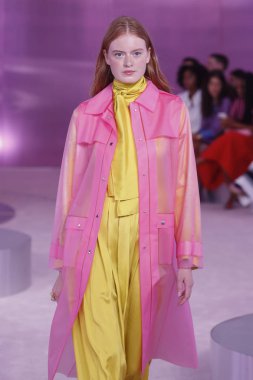 New York, Ny - Eylül 07: Bir model yürür pist için Kate Spade New York'ta New York City New York moda haftası New York Halk Kütüphanesi, 7 Eylül 2018.