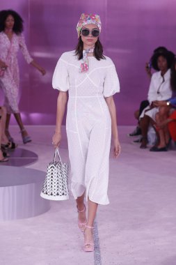 New York, Ny - Eylül 07: Bir model yürür pist için Kate Spade New York'ta New York City New York moda haftası New York Halk Kütüphanesi, 7 Eylül 2018.