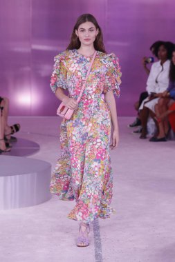 New York, Ny - Eylül 07: Bir model yürür pist için Kate Spade New York'ta New York City New York moda haftası New York Halk Kütüphanesi, 7 Eylül 2018.