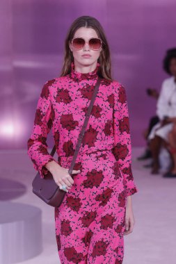 New York, Ny - Eylül 07: Bir model yürür pist için Kate Spade New York'ta New York City New York moda haftası New York Halk Kütüphanesi, 7 Eylül 2018.