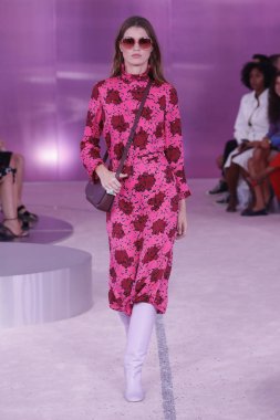 New York, Ny - Eylül 07: Bir model yürür pist için Kate Spade New York'ta New York City New York moda haftası New York Halk Kütüphanesi, 7 Eylül 2018.