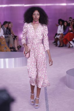 New York, Ny - Eylül 07: Bir model yürür pist için Kate Spade New York'ta New York City New York moda haftası New York Halk Kütüphanesi, 7 Eylül 2018.