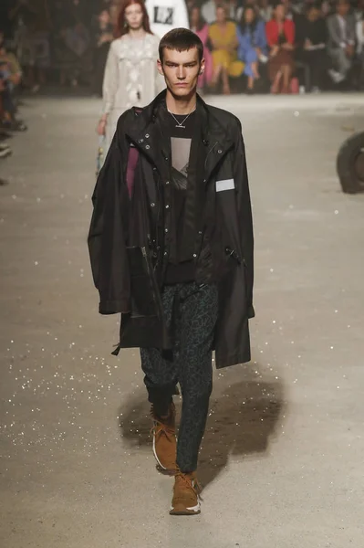 ニューヨーク モデルは ニューヨーク ファッション ウィーク中にコーチ 1941 年滑走路を歩く ニューヨーク市で 2018 日を示しています — ストック写真