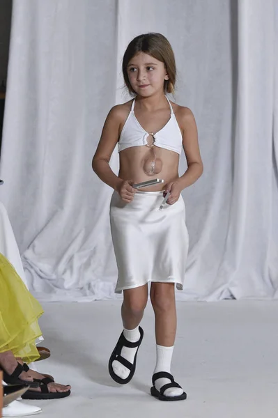 9月15日 在纽约时装周期间 一名模特为科丽娜 斯特拉达走在跑道上 2018年9月15日在纽约市举行的演出 — 图库照片