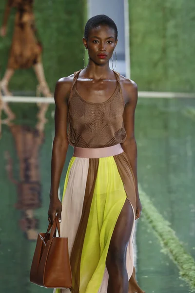 Nueva York Septiembre Una Modelo Camina Por Pasarela Cushnie Durante — Foto de Stock