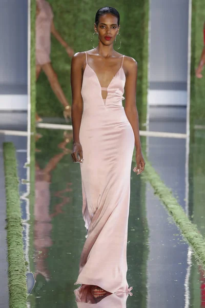 Nueva York Septiembre Una Modelo Camina Por Pasarela Cushnie Durante — Foto de Stock