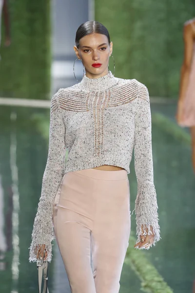 Nueva York Septiembre Una Modelo Camina Por Pasarela Cushnie Durante —  Fotos de Stock