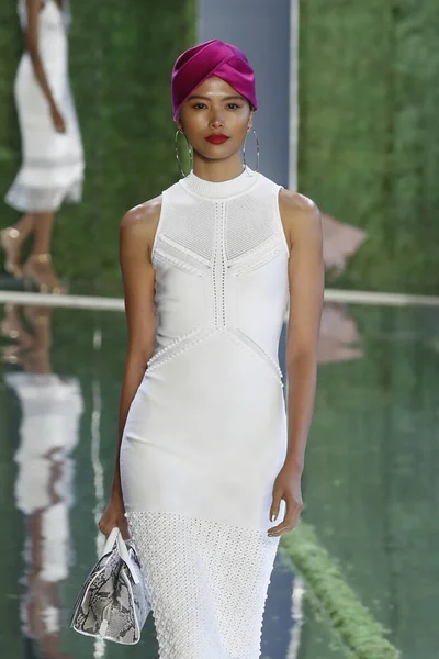 Nueva York Septiembre Una Modelo Camina Por Pasarela Cushnie Durante — Foto de Stock