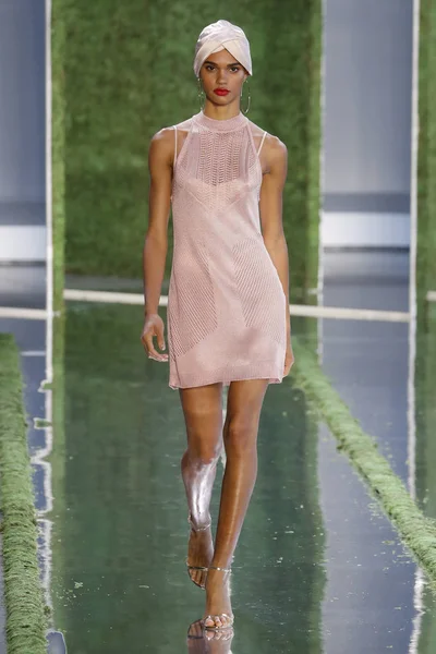 Nueva York Septiembre Una Modelo Camina Por Pasarela Cushnie Durante — Foto de Stock