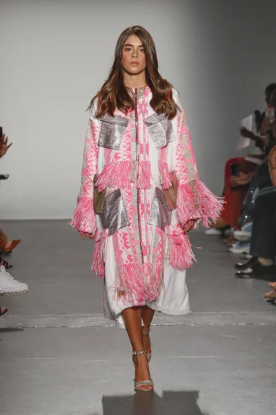 New York, Ny - Eylül 08: Custo Barcelona pist göster New York moda haftası sırasında bir modeli yürüyüşler: gösterir de New York City Pier 59 üzerinde 8 Eylül 2018.