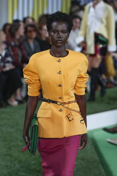 New York September Modell Går Banan För Escada Ss19 Park — Stockfoto