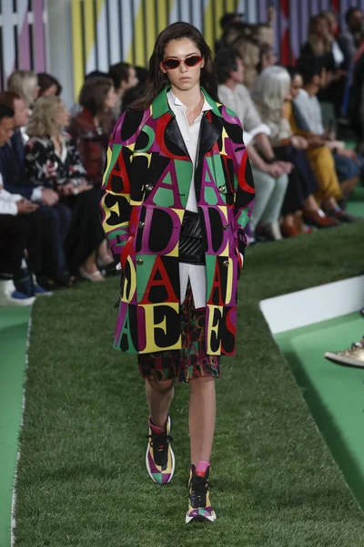 New York, Ny - Eylül 09: Manken pist Park Caddesi Tophane, Escada Ss19 için 9 Eylül 2018 New York'ta yürür.