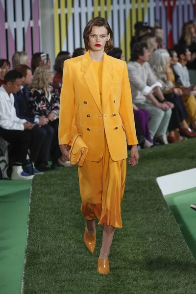 New York, Ny - Eylül 09: Manken pist Park Caddesi Tophane, Escada Ss19 için 9 Eylül 2018 New York'ta yürür.