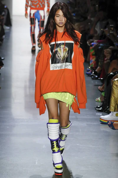 New York, Ny - Eylül 06: A modeli yürüyüşler pist giyen Jeremy Scott bahar 2019 Galerisi ben New York'ta 6 Eylül 2018 bahar stüdyolarında.