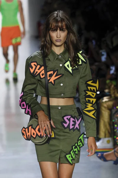 New York, Ny - Eylül 06: A modeli yürüyüşler pist giyen Jeremy Scott bahar 2019 Galerisi ben New York'ta 6 Eylül 2018 bahar stüdyolarında.