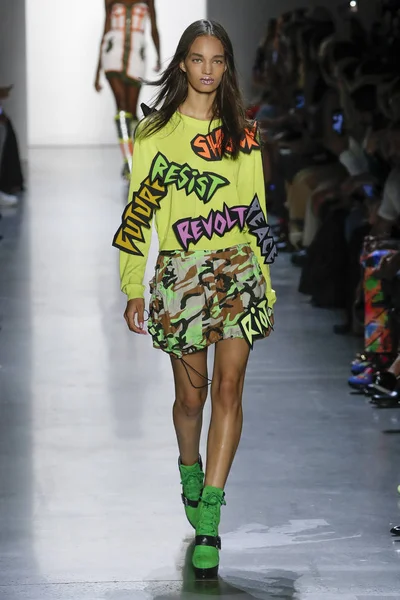 New York, Ny - Eylül 06: A modeli yürüyüşler pist giyen Jeremy Scott bahar 2019 Galerisi ben New York'ta 6 Eylül 2018 bahar stüdyolarında.