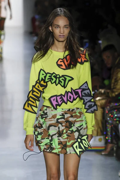 New York, Ny - Eylül 06: A modeli yürüyüşler pist giyen Jeremy Scott bahar 2019 Galerisi ben New York'ta 6 Eylül 2018 bahar stüdyolarında.