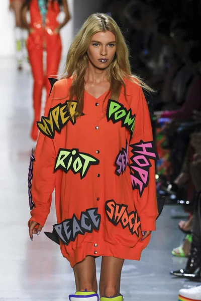 New York, Ny - Eylül 06: A modeli yürüyüşler pist giyen Jeremy Scott bahar 2019 Galerisi ben New York'ta 6 Eylül 2018 bahar stüdyolarında.