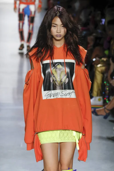 New York, Ny - Eylül 06: A modeli yürüyüşler pist giyen Jeremy Scott bahar 2019 Galerisi ben New York'ta 6 Eylül 2018 bahar stüdyolarında.