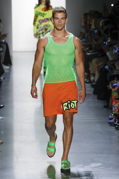 New York Settembre Una Modella Percorre Pista Indossando Jeremy Scott — Foto Stock