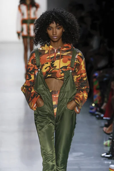 New York, Ny - Eylül 06: A modeli yürüyüşler pist giyen Jeremy Scott bahar 2019 Galerisi ben New York'ta 6 Eylül 2018 bahar stüdyolarında.