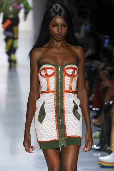 New York, Ny - Eylül 06: A modeli yürüyüşler pist giyen Jeremy Scott bahar 2019 Galerisi ben New York'ta 6 Eylül 2018 bahar stüdyolarında.