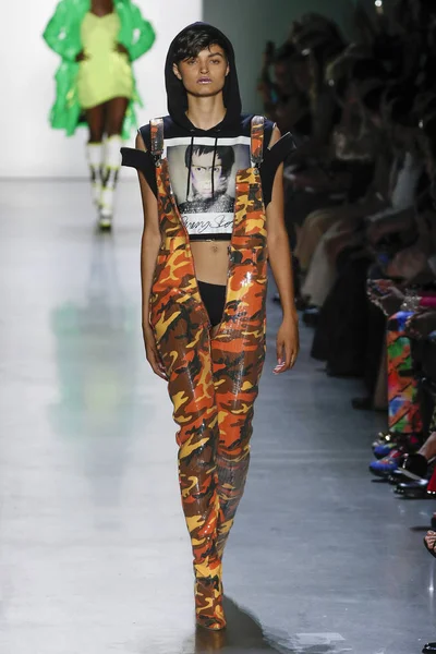 New York Septembre Mannequin Marche Sur Piste Portant Jeremy Scott — Photo