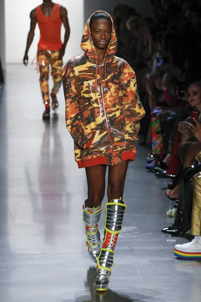 Nowy Jork Września Model Spacery Pasa Startowego Noszenia Jeremy Scott — Zdjęcie stockowe