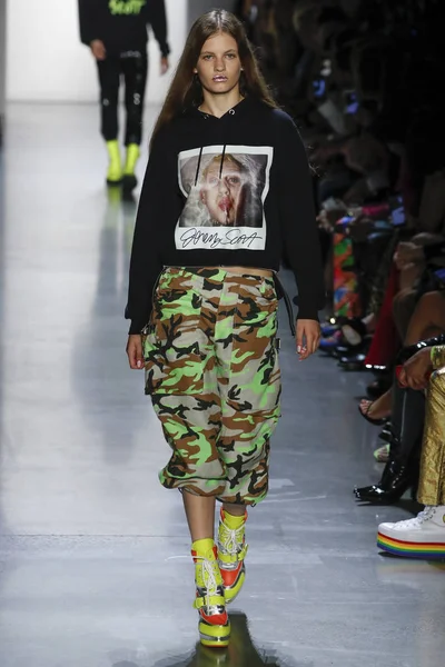 New York, Ny - Eylül 06: A modeli yürüyüşler pist giyen Jeremy Scott bahar 2019 Galerisi ben New York'ta 6 Eylül 2018 bahar stüdyolarında.