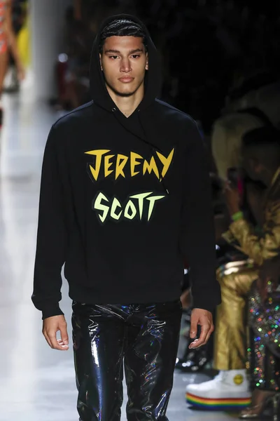 Nova Iorque Setembro Modelo Caminha Pista Usando Jeremy Scott Spring — Fotografia de Stock