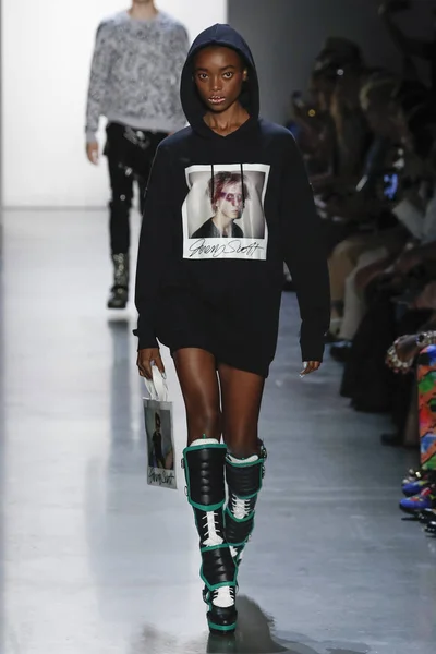 New York Septembre Mannequin Marche Sur Piste Portant Jeremy Scott — Photo