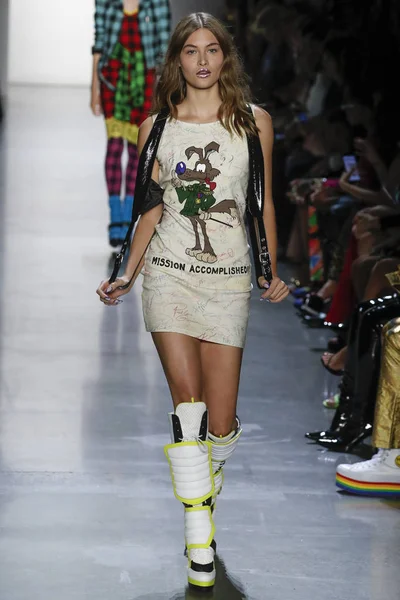 New York September Model Walks Runway Wearing Jeremy Scott Spring — Stock Photo, Image