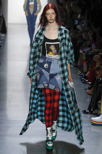 New York, Ny - Eylül 06: A modeli yürüyüşler pist giyen Jeremy Scott bahar 2019 Galerisi ben New York'ta 6 Eylül 2018 bahar stüdyolarında.