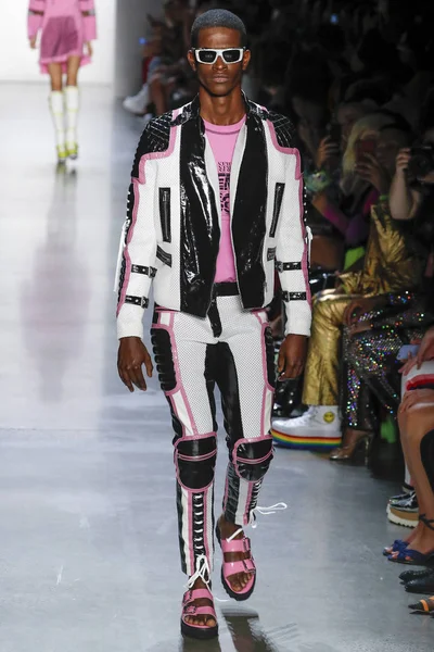 New York September Model Walks Runway Wearing Jeremy Scott Spring — Stock Photo, Image