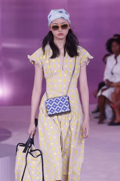 New York, Ny - Eylül 07: Bir model yürür pist için Kate Spade New York'ta New York City New York moda haftası New York Halk Kütüphanesi, 7 Eylül 2018.