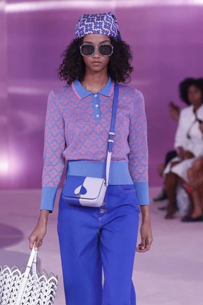 New York, Ny - Eylül 07: Bir model yürür pist için Kate Spade New York'ta New York City New York moda haftası New York Halk Kütüphanesi, 7 Eylül 2018.