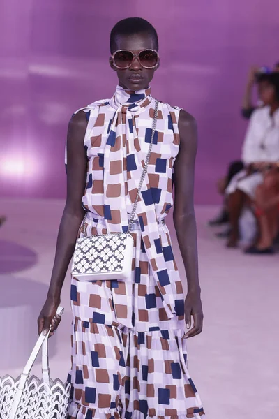 New York, Ny - Eylül 07: Bir model yürür pist için Kate Spade New York'ta New York City New York moda haftası New York Halk Kütüphanesi, 7 Eylül 2018.