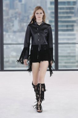 New York, Ny - Eylül 08: Longchamp bahar 2019 pist gösterisi sırasında 8 Eylül 2018 tarihinde New York'ta bir modeli pist yürür.