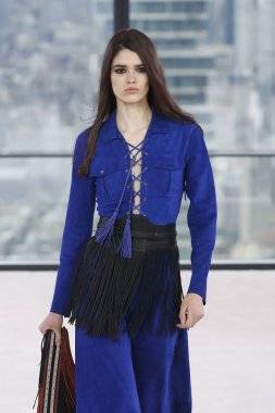 New York, Ny - Eylül 08: Longchamp bahar 2019 pist gösterisi sırasında 8 Eylül 2018 tarihinde New York'ta bir modeli pist yürür.