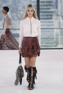 New York, Ny - Eylül 08: Longchamp bahar 2019 pist gösterisi sırasında 8 Eylül 2018 tarihinde New York'ta bir modeli pist yürür.