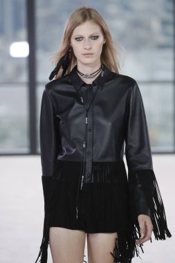 New York, Ny - Eylül 08: Longchamp bahar 2019 pist gösterisi sırasında 8 Eylül 2018 tarihinde New York'ta bir modeli pist yürür.