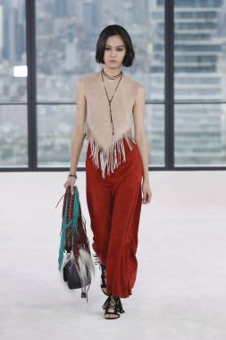 New York, Ny - Eylül 08: Longchamp bahar 2019 pist gösterisi sırasında 8 Eylül 2018 tarihinde New York'ta bir modeli pist yürür.