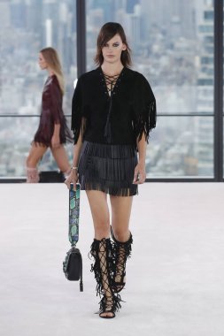 New York, Ny - Eylül 08: Longchamp bahar 2019 pist gösterisi sırasında 8 Eylül 2018 tarihinde New York'ta bir modeli pist yürür.