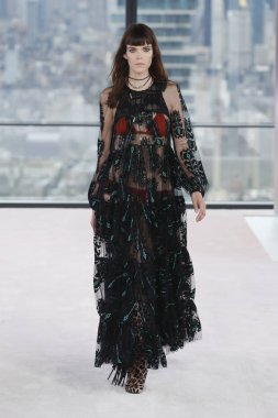 New York, Ny - Eylül 08: Longchamp bahar 2019 pist gösterisi sırasında 8 Eylül 2018 tarihinde New York'ta bir modeli pist yürür.