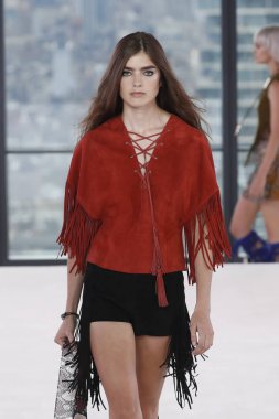 New York, Ny - Eylül 08: Longchamp bahar 2019 pist gösterisi sırasında 8 Eylül 2018 tarihinde New York'ta bir modeli pist yürür.