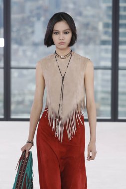 New York, Ny - Eylül 08: Longchamp bahar 2019 pist gösterisi sırasında 8 Eylül 2018 tarihinde New York'ta bir modeli pist yürür.