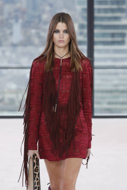 New York, Ny - Eylül 08: Longchamp bahar 2019 pist gösterisi sırasında 8 Eylül 2018 tarihinde New York'ta bir modeli pist yürür.