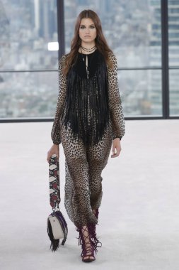 New York, Ny - Eylül 08: Longchamp bahar 2019 pist gösterisi sırasında 8 Eylül 2018 tarihinde New York'ta bir modeli pist yürür.