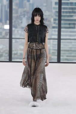 New York, Ny - Eylül 08: Longchamp bahar 2019 pist gösterisi sırasında 8 Eylül 2018 tarihinde New York'ta bir modeli pist yürür.